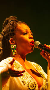 ✨Cachoeira, FLICA 2025.✨ Apresentei o show Tributo aos Tincoãs ao lado de  Gabi Guedes e Felipe Guedes, e hoje acordei com o coração transbordando de  gratidão. 🌿 Pensando na trajetória que me