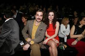 Lise eğitiminde afs programı ile bir yıl amerika birleşik devletleri'nde okudu. Engin Altan Duzyatan In Eski Sevgilisi Ozge Ozpirincci Nin Boyunu Ogrenince Sok Olacaksiniz