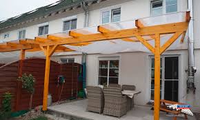 Ein Holz Terrassendach Der Marke Rexocomplete 5m X 3 5m Mit Stegplatten Alltop Durch Die Holzschutzfarbe Kiefer Stegplatten Terrassendach Uberdachung Terrasse