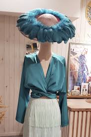 Los pantalones de lino o algodón en blanco o con colores claros en combinación con ellos: Blusa Blanca Multiposicion Saten