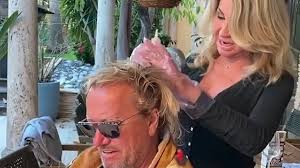 Jetzt überraschte die luxuslady auf instagram mit einer ganz neuen frisur. Revanche Jetzt Frisiert Carmen Geiss Ihren Robeeert Promiflash De