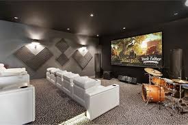 This Home Theater Room Has Tiered White Lounge Chairs Perfect For Movie Viewing Home Theater Rooms Home Hamptons House