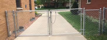 I am a qualified chain link fence installer, and i will guide you through how to erect your chain link fence on your walls step by step. Chain Link Fence Milwaukee Chain Link Fencing Badger Fence