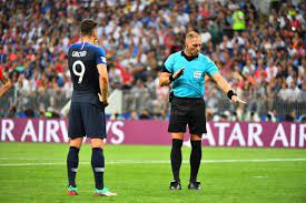 La commission des arbitres de la fifa a sélectionné 13 arbitres qui officieront uniquement en tant qu'arbitres assistants vidéo lors de la coupe du monde de chaque match de la coupe du monde de la fifa, russie 2018™ sera supervisé par un arbitre assistant vidéo, qui disposera de trois adjoints. Coupe Du Monde 2018 L Arbitre De La Finale Revient Sur Le Penalty Accorde Aux Bleus L Equipe