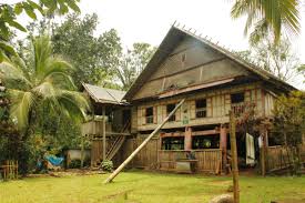 Gambar tersebut bisa anda download langsung, caranya silahkan klik pada gambar atau klik tombol download now pada foto yang anda inginkan. Gambar Desain Atap Rumah Kayu Bugis Soppeng Cek Bahan Bangunan