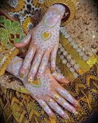 صور نقش حناء بيضاء ناعم للعروس الخليجية | مجلة سيدتي