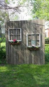 Mein Altes Holz Aus Holz Und Die Fenster Aus Dem Mull Der Nachbarn Machten Einen Hubschen Sichtschutz In 2020 Hinterhofideen Hinterhof Privatsphare Alte Fenster