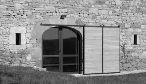 Les deux côtés sont habillés de fers plats métalliques. 24 Idees De Porte Grange Porte Grange Portes Grange