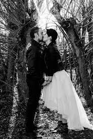 Check spelling or type a new query. Authentische Rocker Hochzeit In Schwarz Weiss Hochzeitskiste Hochzeitsfoto Idee Rockerhochzeit Hochzeitsfotos