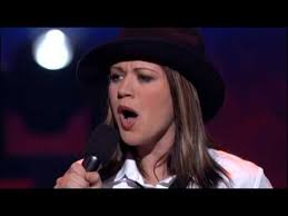 In Honor Of The 15th And Final Season Of American Idol Let S Revisit Some Of The Best And Mo In 2020 Kelly Clarkson American Idol American Idol Season 1 American Idol