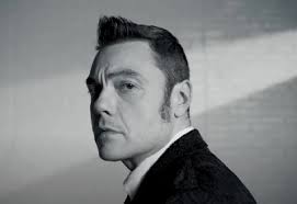 E ti vengo a cercare è una canzone che reinterpreta il brano di franco battiato uscito nel 1988. Tiziano Ferro Canta Battiato E Ti Vengo A Cercare