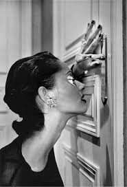 Heather Looking Through A Keyhole 1994 C Fondation Helmut Newton Helmut Newton Photographie Photographie De Mode