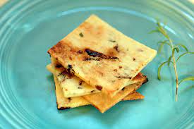 Non sono sfogliati come quelli comprati, ma sono molto friabili la ricetta si trova nel blog, qui (grissini friabili con pasta di riporto). Cracker Fatti In Casa La Ricetta Facile E Veloce Con Il Bimby Gustoblog