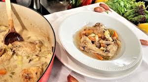 Der Unterschied Zum Coq Au Vin Aus Burgund Im Elsass Wird Nicht Mit Rot Sondern Mit Weisswein Angegossen Der Saur In 2020 Lebensmittel Essen Essen Einfache Gerichte