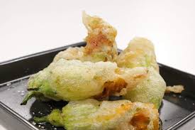 La pastella è pronta, basta immergervi i fiori di zucca e godersi la bontà di questi piccoli gioiellini fritti in abbondante olio molto caldo. Fiori Di Zucca In Pastella Fiori Di Zucca Fritti Sergio Maria Teutonico