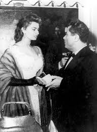 John guida:linee sottili e affusolate, tagli in sbieco che valorizzano la figura e largo impiego di tessuti stampati.la storia di john guida si intreccia str. Moda Vintage Archivi Moda Io Donna Fashion Crew