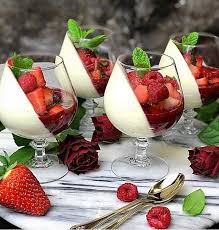 Panna Cotta Avec Glacage Froid A La Fraise Et A La Framboise Vous Pouvez Utiliser Foodie Gastronomie Recettes De Cuisine Dessert Gastronomique