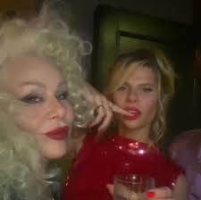 swipingamerica @reagan.baker_ shining Last night @92ndstreety legend  @kimcattrall graced us with the cast. Go Team Reagan ! @_ashleighwarren  @_kesun @kriskelkar @maya_hawke @vaingloriously @discolourist  @bartmynameisbart @jordanferney @jeremysnyc