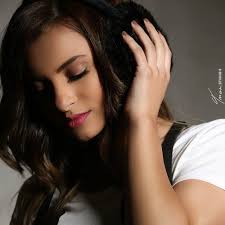 كارمن بصيبص هي ممثلة ومخرجة لبنانية بدأت مسيرتها الفنية عام 2011 بمسلسل الجامعة ,وفي عام 2013 قدمت تجربتها الثانية. Ø£ØºØ§Ù†ÙŠ ÙƒØ§Ø±Ù…Ù† Ø³Ù„ÙŠÙ…Ø§Ù† By Mona