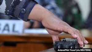 Kapal selam angkatan laut indonesia yang hilang ditemukan di perairan dekat bali, pada kedalaman 850 meter (sekitar 2.800 kaki), kepala staf mengumumkan pada hari sabtu. A433g5 Ulhvgrm