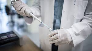 Ebola ni ajakalẹ arun ti o maa n mu iba, ara wiwo, ara riro ati ọna ọfun didun dani. Africa Ebola Outbreaks Demand Mass Vaccine Rollout
