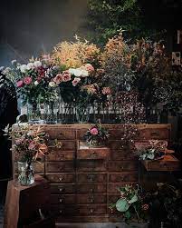 部屋にさりげなく花を取り入れて 可愛らしい部屋を作るためのアイデア folk 花カフェ フラワーショップ ドライフラワー 飾り方