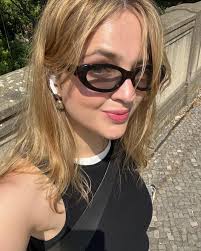 blonde lisa appreciation post👩🏼💛💐🌙✨