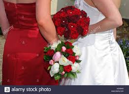 Milanoo hat alles,das sie wünschen,unsere kleider zu günstigen preisen sind ideal für hochzeitsparty. Eine Braut Im Weissen Kleid Halt Rote Rose Blume Brautstrauss Auf Roten Kleid Brautjungfern Bunte Blumen Hochzeit Tag Uk Stockfotografie Alamy