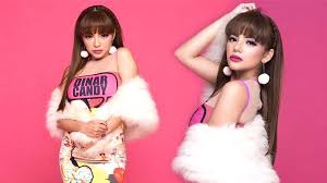 Dia mengunggah foto seksinya dengan memamerkan bagian punggungnya. Candy Dinar One News
