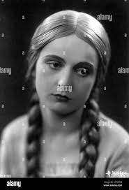 CAMILLA HORN Portrait as Gretchen in FAUST ; Eine Deutsche Volkssage 1926  director F. W. MURNAU from play by Goethe Photo by HANS NATGE Silent film  Universum Film ( UFA )