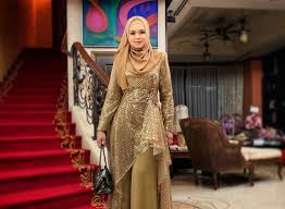 Diberi cat hitam, pagar rumah penyanyi kelahiran malaysia, 11 januari 1979, ini semakin indah dengan ukiran emas. 7 Potret Rumah Siti Nurhaliza Mewah Fasilitas Lengkap Punya 11 Satpam Rumah123 Com