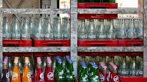 Selon les recherches de la biochimiste, le verre serait le matériaux le plus neutre, celui le moins susceptible de perturber les aliments ou les boissons. Petition Coca Cola France Pour Le Retour Des Bouteilles En Verre Consignees Change Org
