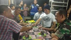 Pencarian terkait domino india foto domino canada foto domino menawarkan gambar domino harga gambar domino diskon custom made domino, logo dapat dicetak pada kayu domino batu cina. Kapolda Sumut Dan Pangdam I Bb Adu Ketangkasan Main Batu Domino Bareng Jurnalis Tribun Medan