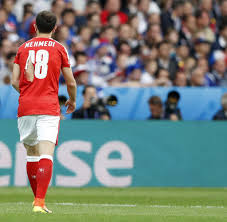 Das schweiz em 2021 trikot ist von oben bis unten rot. Schweiz Den Spielern Reissen Reihenweise Die Trikots Welt