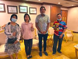 Khairy jamaluddin abu bakar is a malaysian politician. Khairy Jamaluddin On Twitter Sempat Bertemu Veveonah Di Ums Saya Telah Mohon Maaf Kepada Beliau Dan Ibu Bapa Beliau Bagi Pihak Kerajaan Saya Juga Telah Cadangkan Untuk Veve Berkerjasama Dengan Yayasaninovasi