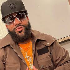 As we continue to highlight black business owners during Black History  Month at Woodland Hills Mall, today we introduce you to Barry Wright owner  of urban wear store Trendsetters. Barry is a