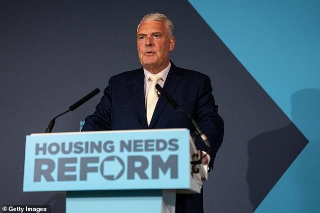 Reform vow to evict social home tenants for new 50,000 homes if they don't  mow their lawn | Daily Mail Online