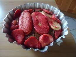 Punem laptele si frisca lichida la fiert impreuna cu pastaia de vanilie. La Zuppa Inglese I Piatti Reggiani