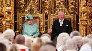 Décalée dans le temps et dans l'espace, cette reine rassemble autour de son image surannée ce qui reste de l'angleterre et l'empire. Le Prince Charles Bientot Roi D Angleterre Soirmag
