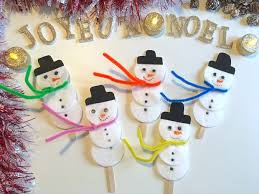 Ils terminent leur bonhomme de neige avec le nez du clown, les deux morceaux de charbon du ramoneur, pour les yeux, l'écharpe offerte par la mamie, cachou donne sa banane, pour la bouche et le père noël offre son bonnet. Bonhomme De Neige En Coton Video