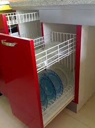 Selain didominasi dengan raktertutup, lemari ini juga semakin menarik dengan rak dapur gantung dengan model yang tinggi menyatu dengan plafon rumah tidak hanya terlihat cantik, tetapi juga membuat dapur terlihat lebih rapi. Rak Piring Kitchen Crafts Interior Design Diy Bike Storage Small Space