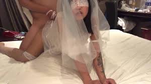 约妹大神『91小葵花』之白蕾丝新娘婚纱下的淫荡美娇娘穿着婚纱各种操爆插口爆- 91热爆