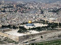 10 tahun setelah nabi muhammad saw menerima wahyu pertama, beliau melakukan perjalanan malam dari mekkah ke baitul maqdis (jerusalem) dan kemudian menuju langit ketujuh untuk menerima perintah sholat 5 waktu dari allah, peristiwa ini disebut isra' miraj. Al Haram Al Sharif Wikipedia Bahasa Melayu Ensiklopedia Bebas