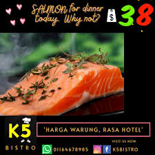 Anda boleh hiris ikan salmon nipis atau tebal, tetapi oleh sebab anda menyediakan hidangan ini di rumah, hirisan yang lebih tebal memberikan tekstur dan gigitan yang lebih memuaskan. K5 Bistro Salmon Facebook