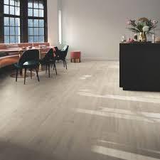 Lames Pvc Quick Step Livyn Balance Click Chene Velours Beige En 2020 Idee Carrelage Vernis Beige Lame Pvc Clipsable