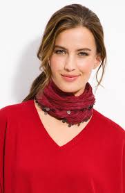 En plus elle est en visite chez vous et va vite repartir chez elle, après son départ tu peux faire ce que bon te semble de la c peut etre ca ou un de ses petis enfants lui a passé cettz commande pourquoi ne pas lui poser la question avec un foulard rouge ca va pas etre. Comment Mettre Nouer Porter Foulard Femme