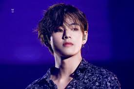 A bright hair color makes this look completely sunkissed. Auf Twitter 190623 Kim Taehyung S Long Curly Hair And One Side Tucked Behind His Ear Hairstyle