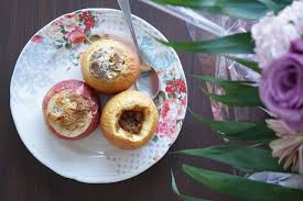 Trio De Pommes Au Four Speculoos Miel Amandes Sirop D Erable Noisettes Creme De Marrons Pommes Au Four Alimentation Sirop Erable