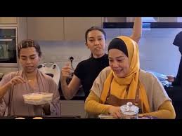 Biodata sharifah sakinah | nama sharifah sakinah sebagai salah seorang pelakon 'gila gila' memang sudah ramai orang tahu. Meriah Betul Adik Beradik Shiera Ijoy Sharifah Sakinah Bila Berkumpul Youtube