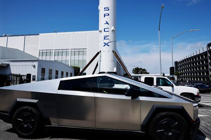 Tesla Investors Eye SpaceX Merger as Musk's Companies Weigh Next Move -  Bloomberg